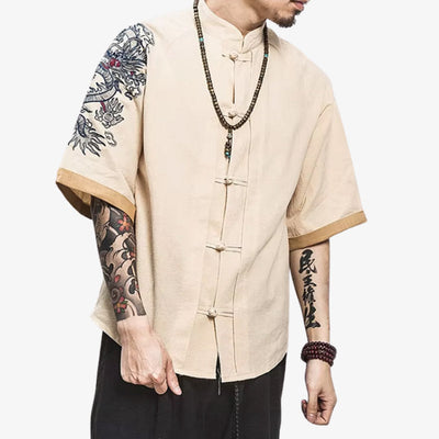 Un homme porte un t-shirt dragon japonais avec un imprimé dynamique et riche culturellement, capturant l'esprit du folklore japonais