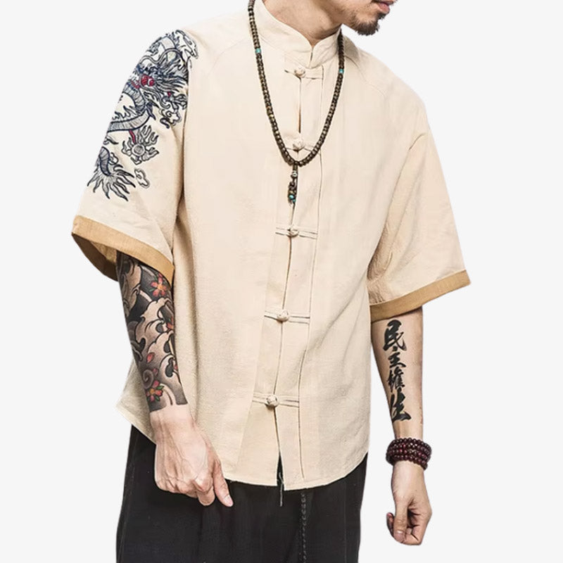 Un homme porte un t-shirt dragon japonais avec un imprimé dynamique et riche culturellement, capturant l'esprit du folklore japonais