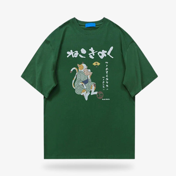 Cet habit est un t-shirt-ecriture-japonaise avec un symbole imprimé sur le tissu de chat  habillé en Kimono. Le Maneki neko dessiné dans un style Ukiyo-e mange un poisson. C'est un t-shirt japonais marron pour un style streetwear Harakuku