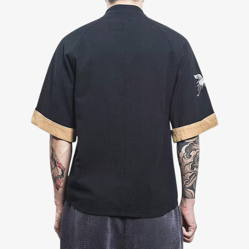 Homme portant un t-shirt japonais brodé avec des éléments traditionnels cousus, pour une touche artisanale et raffinée au quotidien