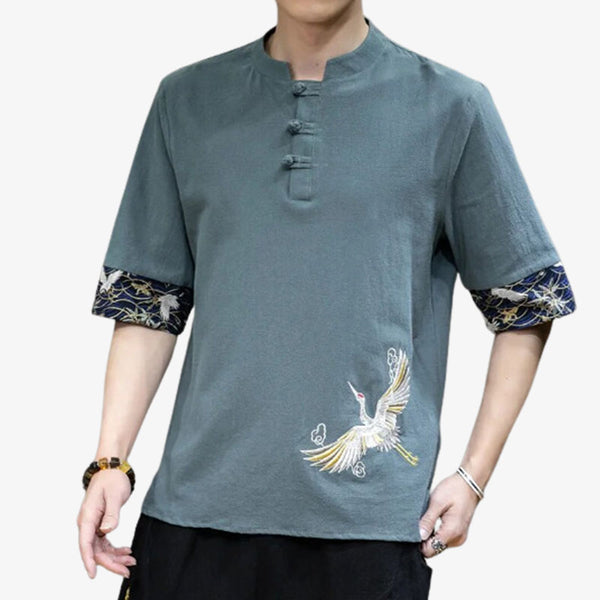 Un homme debout est habillé avec un t-shirt japonais brodé avec un symbole d'oiseau Tsuru japonais