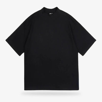 Ce t-shirt japonais homme est un habit oversize de style streetwear Harajuku de couleur noire, avec une coupe ample et un design monochrome épuré, idéal pour un style urbain japonais.