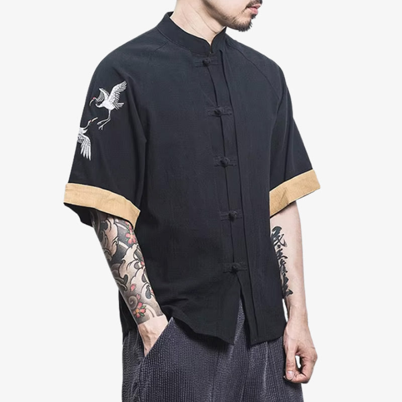 Homme portant un t-shirt japonais noir aux graphismes minimalistes et inspirés de la culture japonaise, idéal pour un usage quotidien