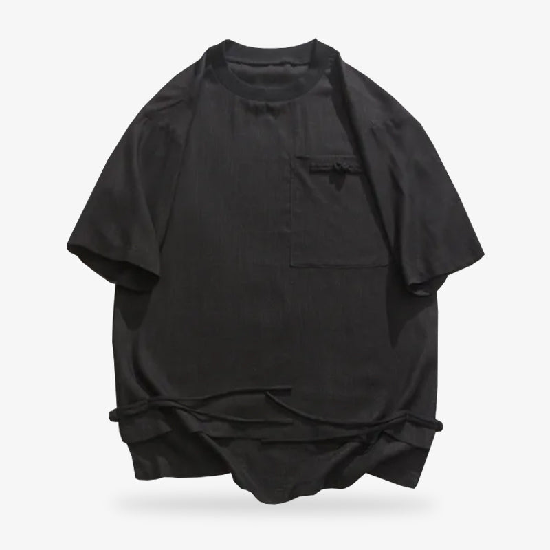 Ce t-shirt japonais oversize noir a une poche latérale. La coupe est large et la matière 100% coton avec un grammage lourd