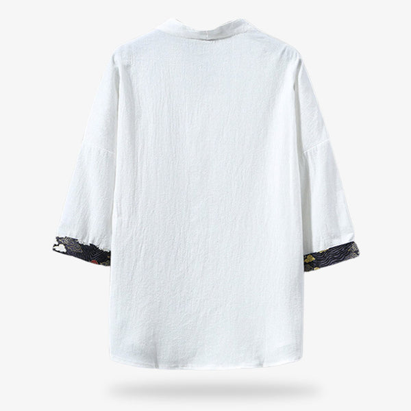Ce T-shirt traditionnel Japonais est blanc et brodé avec des symboles de nuage Kumo sur les manches courtes du tissu