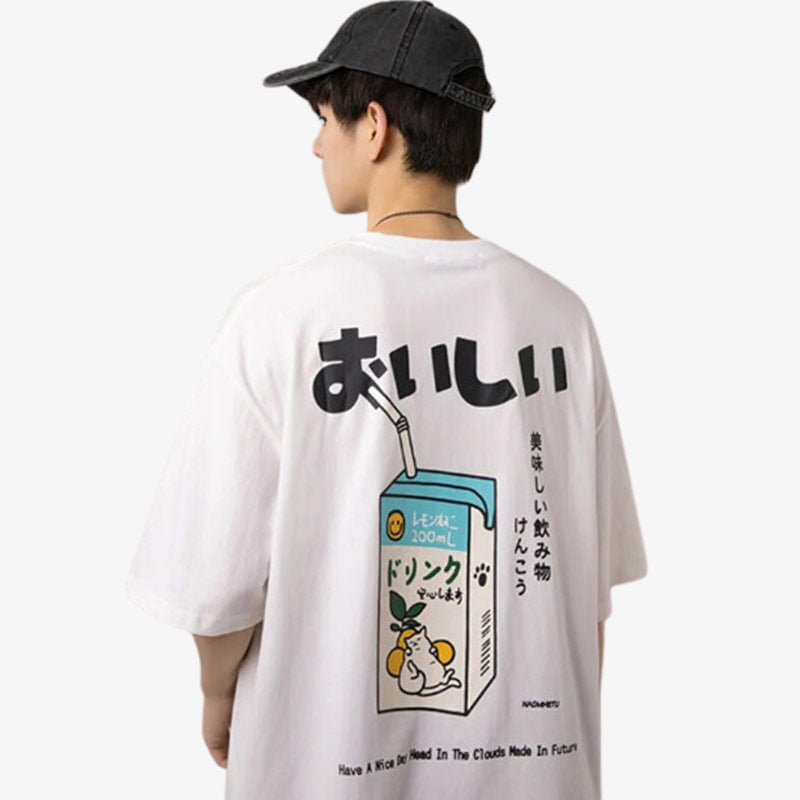 Un homme de dos est vêtu d'un t-shirt oversize imprimé japonais. Le motif kawaii symbolise des Kanji noir et un dessin de brique de lait