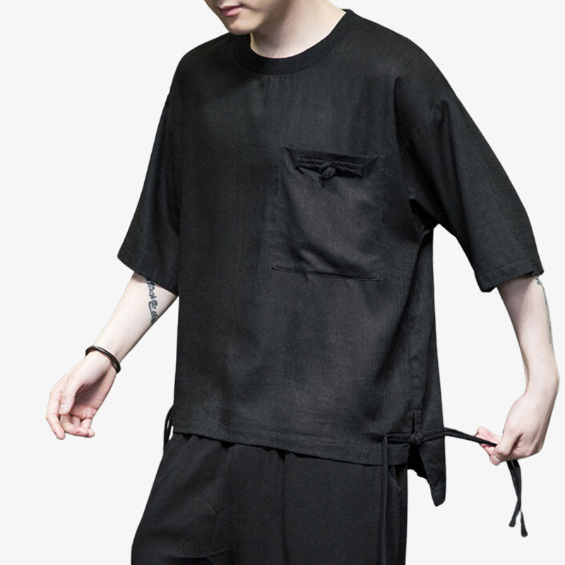 Ce t-shirt oversize japonais pour homme est de couleur noire et la matière est en coton