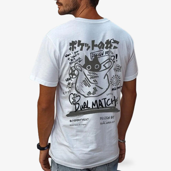 Un homme est habillé d'un t-shirt streetwear japonais avec un motif chat Kawaii imprimé sur le tissu. Il y aussi des Kanji japonais sur le dos du t-shirt blanc