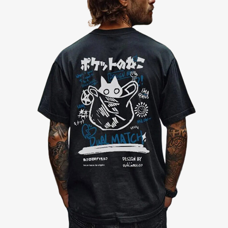 Un homme de dos est vêtu d'un t-shirt streetwear japonais noir imprimé avec des kanji et un chat maneki caché dans un sac