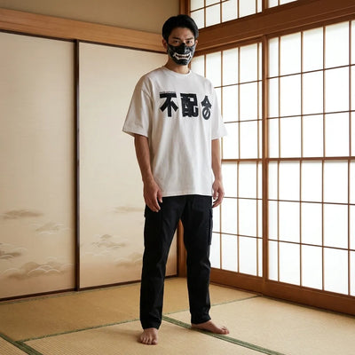 T-shirt streetwear japonais porté en extérieur