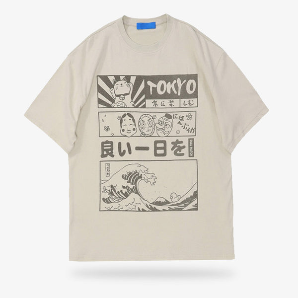 Un t-shirt tokyo de couleur beige et en coton. Impression en sérigraphie sur le tissu avec des symboles japonais comme la grande vague de kanagawa, le chat maneki neko, des kanji et des masques de théâtre No
