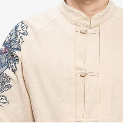 Un homme porte un t-shirt traditionnel japonais en coton avec un dragon brodé