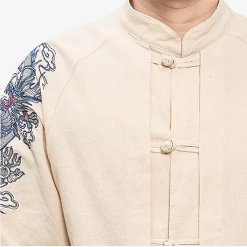 Un homme porte un t-shirt traditionnel japonais en coton avec un dragon brodé