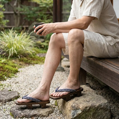 Geta Seigaiha portée avec des chaussettes tabi blanches à l'extérieur