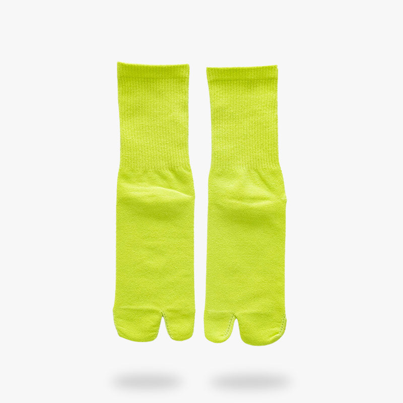 Une paire de chaussettes tabi jaune