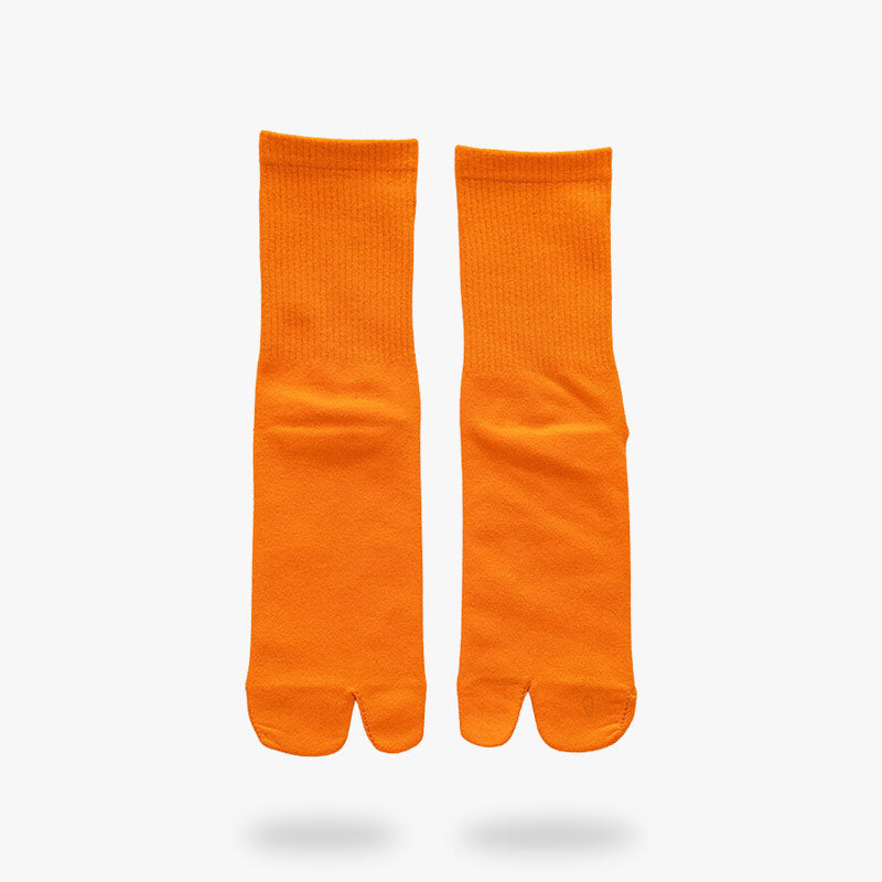 Une paire de chaussettes japonaises tabi orange