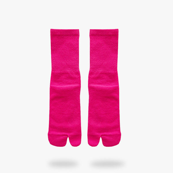 Une paire de chaussettes tabi rose