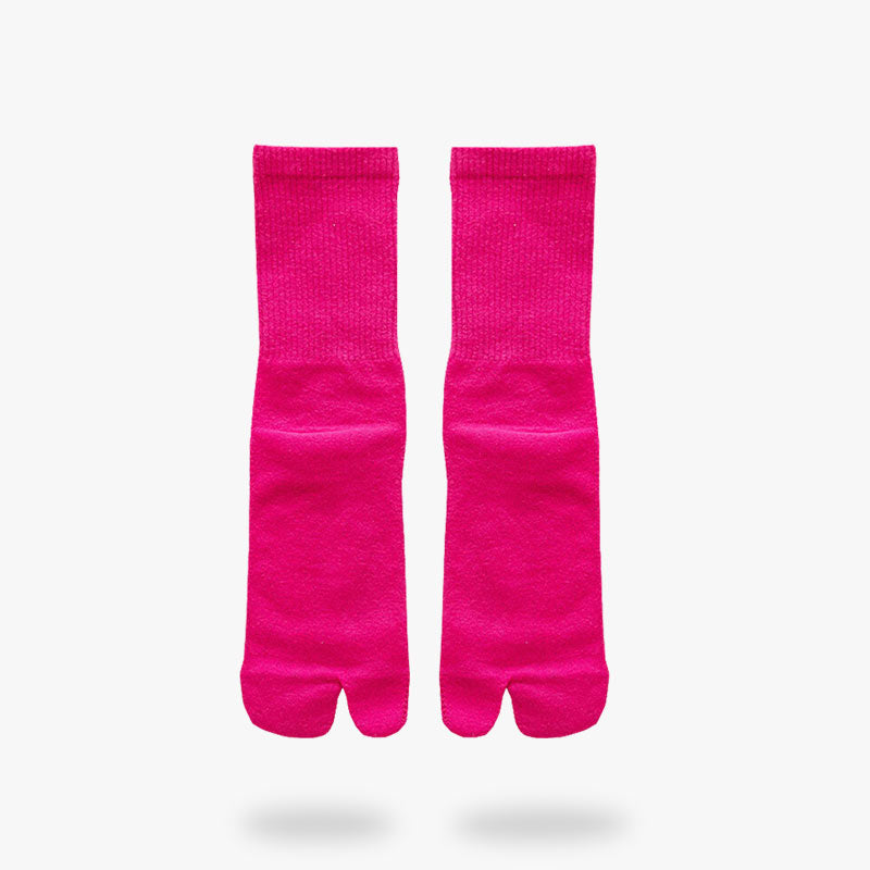 Une paire de chaussettes tabi rose