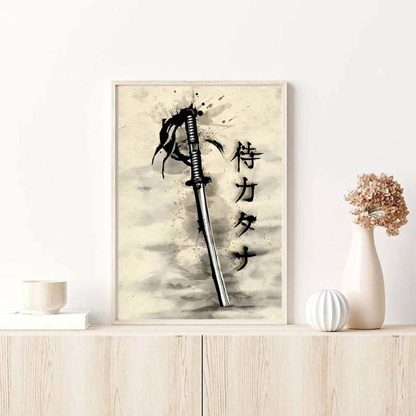 Ce tableau katana sabre japonais est affiché dans un cadre posé sur une commode avec des vases