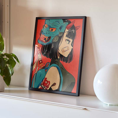 Ce tableau manga fille japonaise est moderne. La femme a un masque oni sur la tete. Le cadre noir est posé sur une étagère