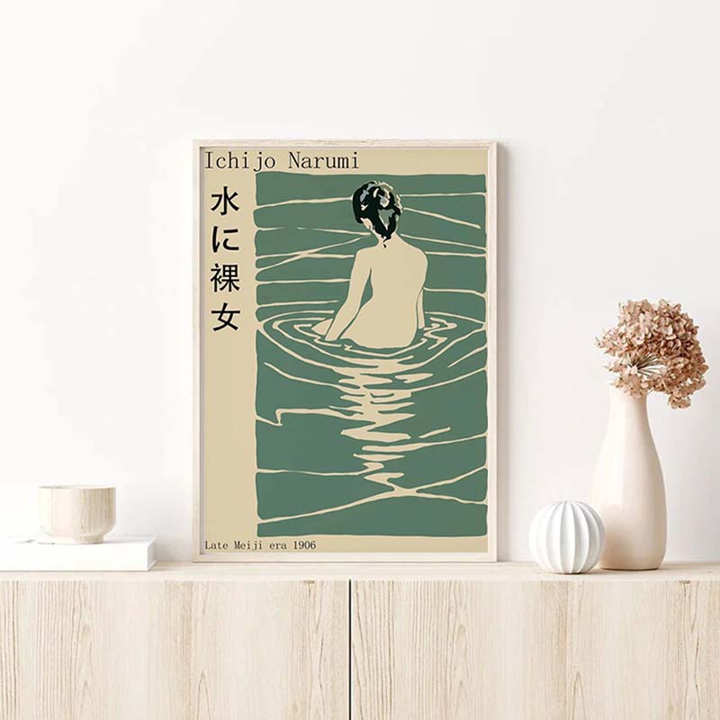 CE tableau narumi est dans un cadre en bois. Un dessin de geisha qui se baigne