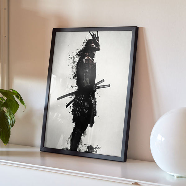 Un tableau samourai avec un katana et une armure de guerrier japonais. L'affiche est dans un cadre noir sur une étagère