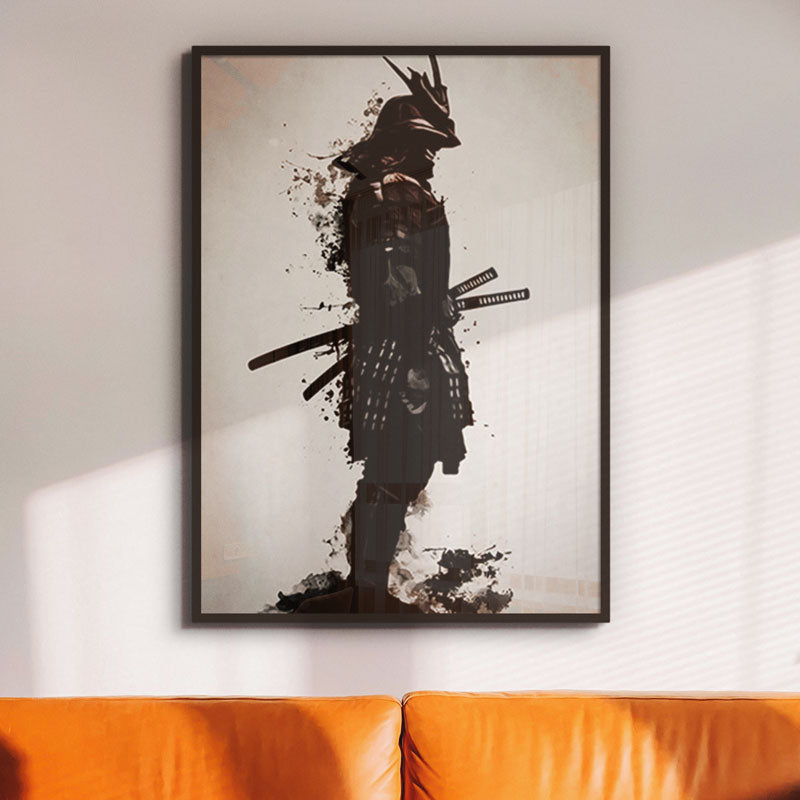 Un grand tableau de samourai qui symbolise l'ombre d'un guerrier japonais en armure. Le cadre du tableau est accroché sur le mur d'une pièce