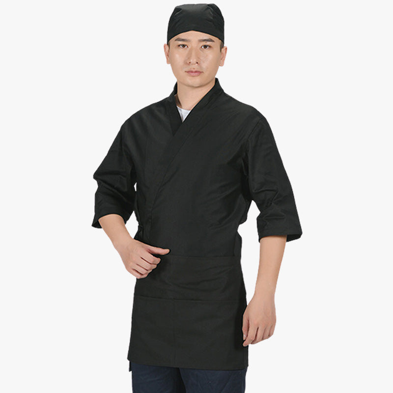 Un homme porte un tablier de cuisine japonais de couleur noir. C'est le tablier japonais traditionnel porté par les chefs sushi de tokyo