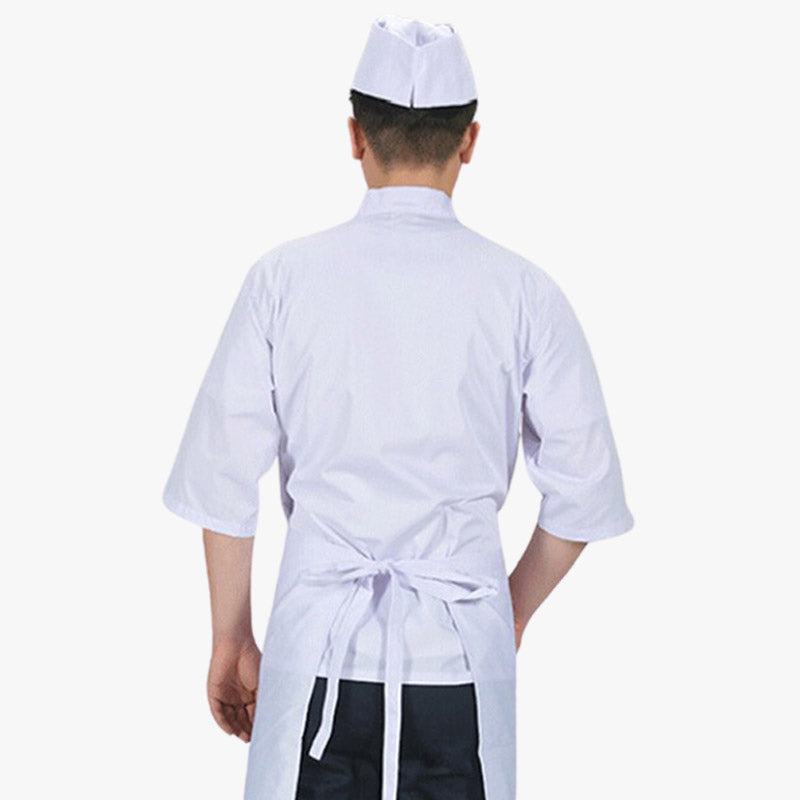 Un homme de dos porte un tablier homme japon et un chapeau de cuisine