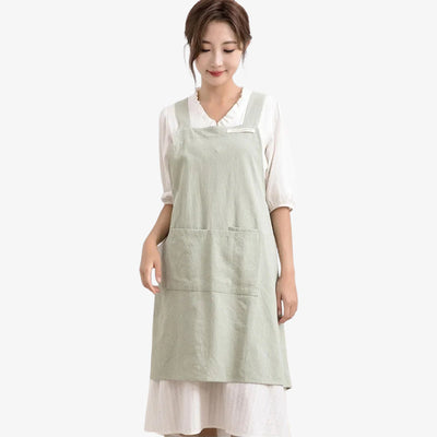 Tablier japonais croisé en coton et lin porté par une femme