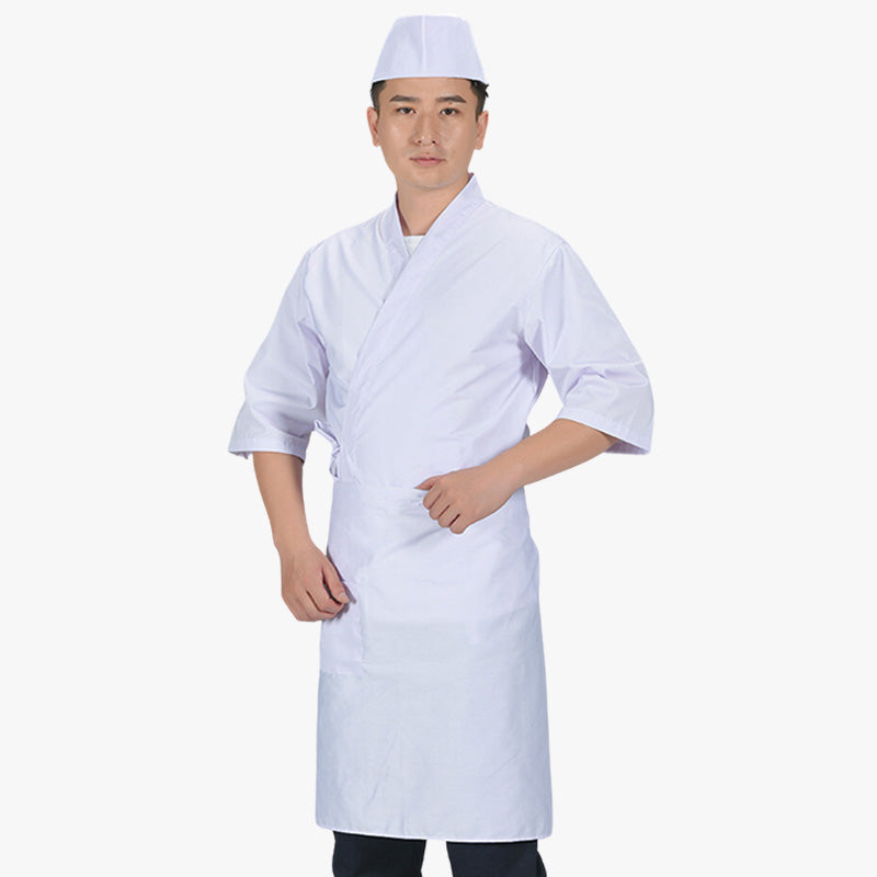 Une personne porte un tablier japonais homme pas cher de couleur blanche.