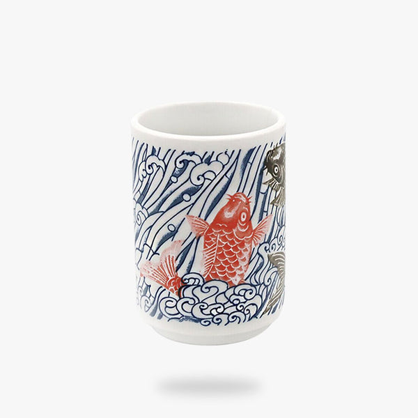 Une tasse carpe koi avec des motifs japonais pour le café et thé Matcha