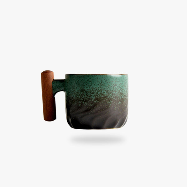 Une tesse céramique japonaise avec un manche en bois pour noire le thé ou le cafe2