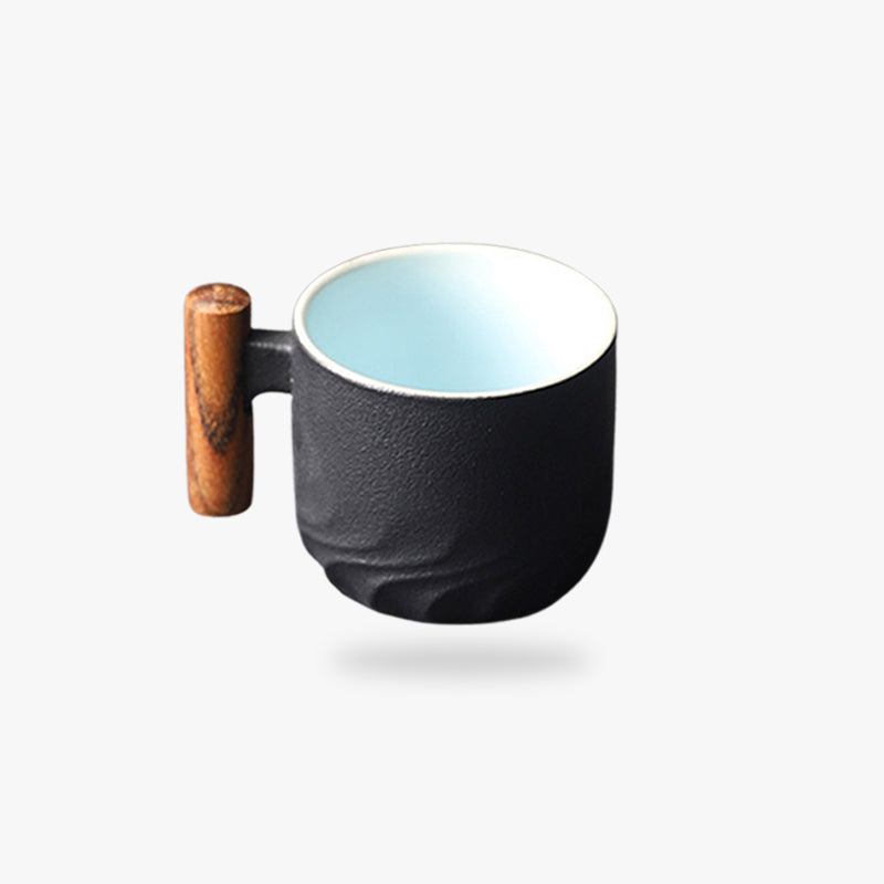 Achetez une tasse porcelaine japonaise ancienne de couleur noir avec un manche en bois