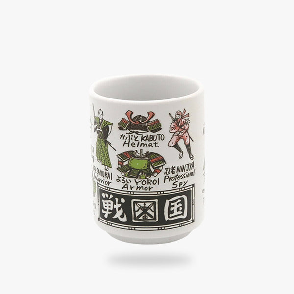 Une tasse samourai avec des dessins japonaise pour boire un thé matcha ou un café