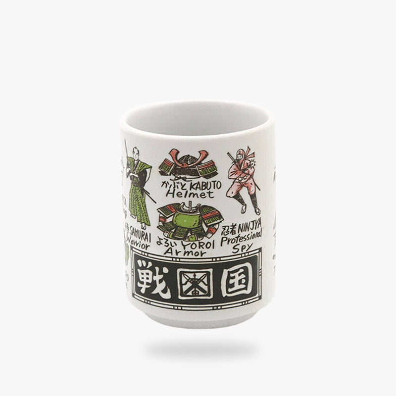 Une tasse samourai avec des dessins japonaise pour boire un thé matcha ou un café