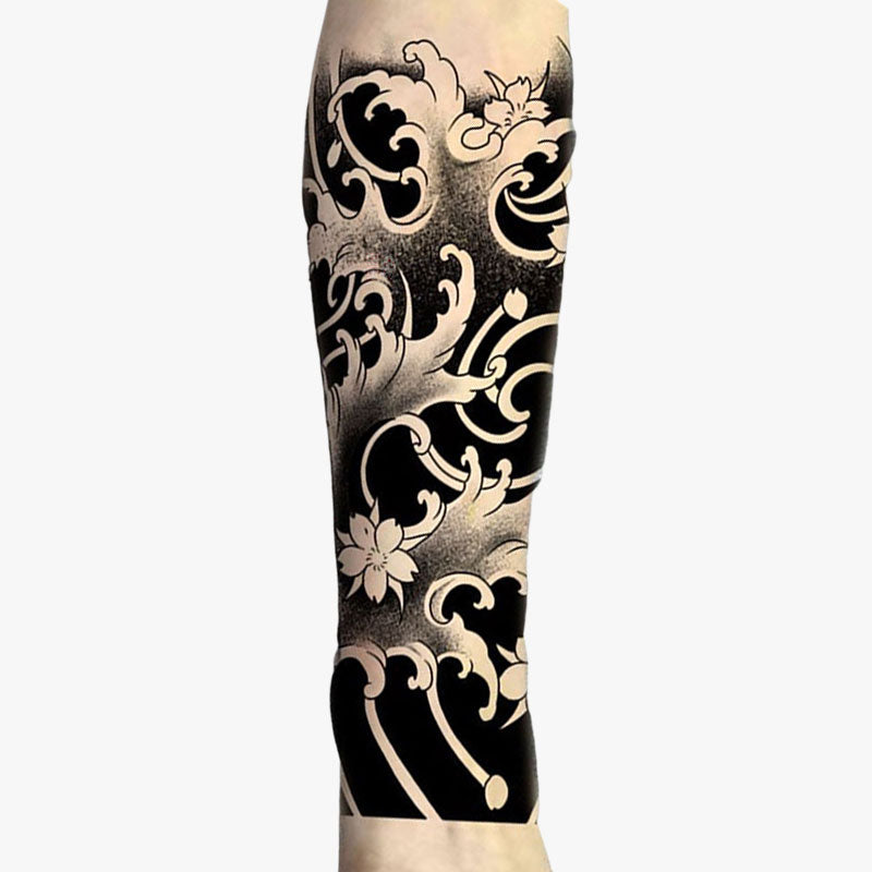 Un bras avec un tatouage japonais éphèmere de motifs vagues japonaise et de du symbole fleur de sakura