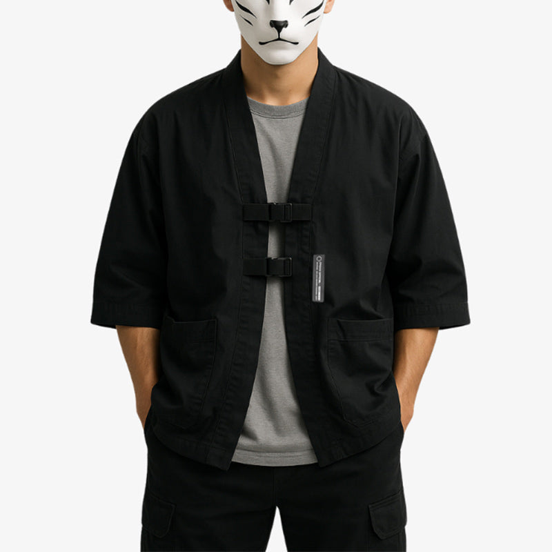 Une veste Techwear kimono noir inspirée du kimono japonais futuriste, influencée par la mode urbaine de Harajuku et conçue pour allier fonctionnalité et style.