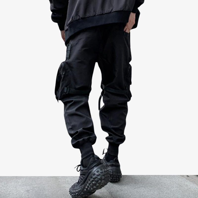 un homme de dos porte un Techwear pantalon noir au style japonais, idéal pour un look Harajuku avec des poches fonctionnelles et un design moderne.