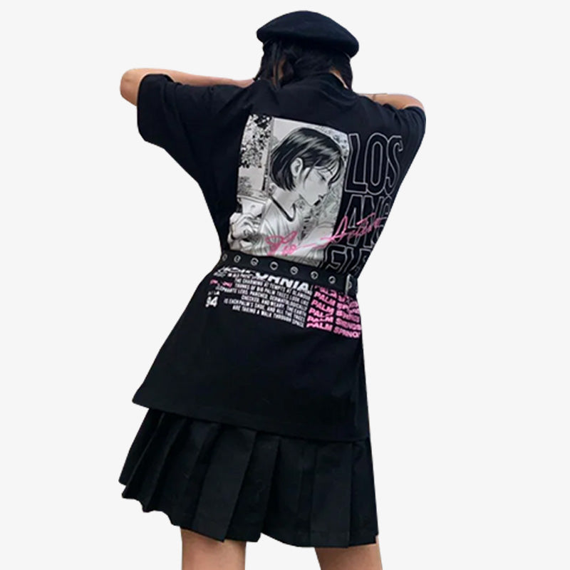Ce tee shirt femme manga est de couleur noire. La femme se tient debout et de dos. Elle est vêtue d'une jupe noire avec son t-shirt japonais manga