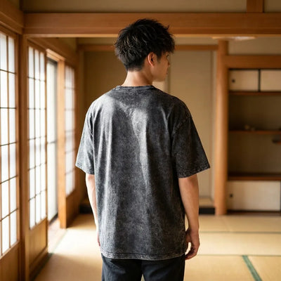Tee-shirt japonais vintage vue de face en extérieur