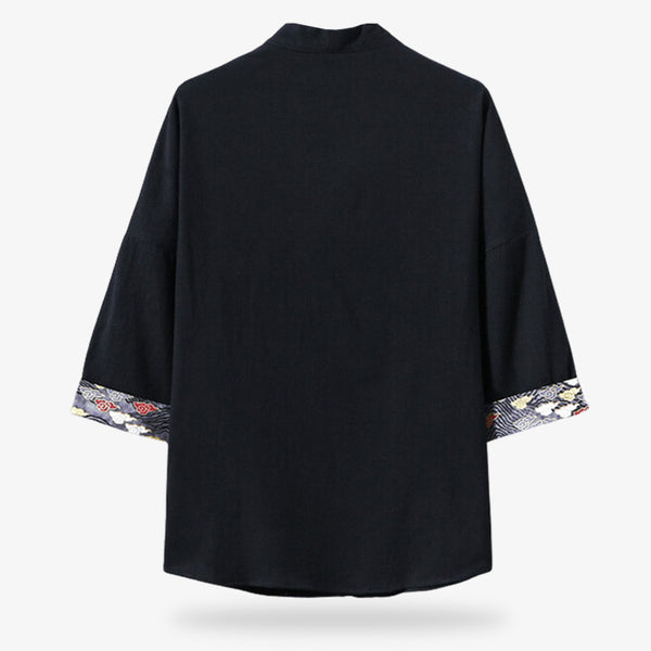 Ce habit ample et noir est un tee shirt traditionnel japonais avec des motifs Kumo imprimés sur les extremités des manches courtes