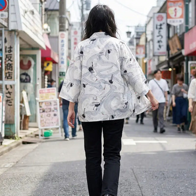 Veste Effet Kimono porté par une femme dans une pièce japonaise traditionnelle