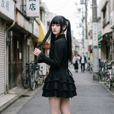 Tenue de mode de rue Harajuku vue de trois quarts, montrant le col en dentelle et la rangée de boutons à la lumière du jour.