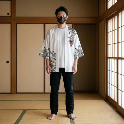Kimono Hannya porté par un homme dans une pièce japonaise traditionnelle, vue de face
