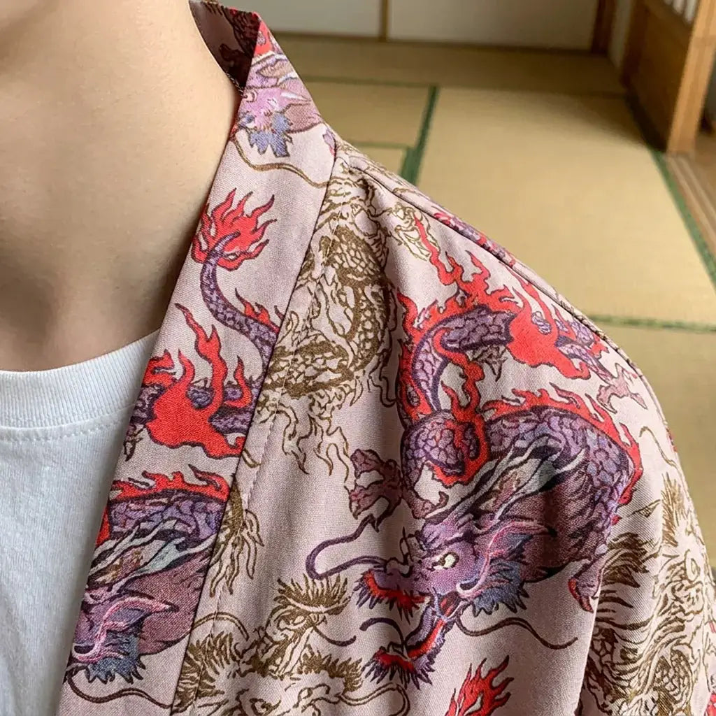 Gros plan sur le tissu et la manche du haori dragon