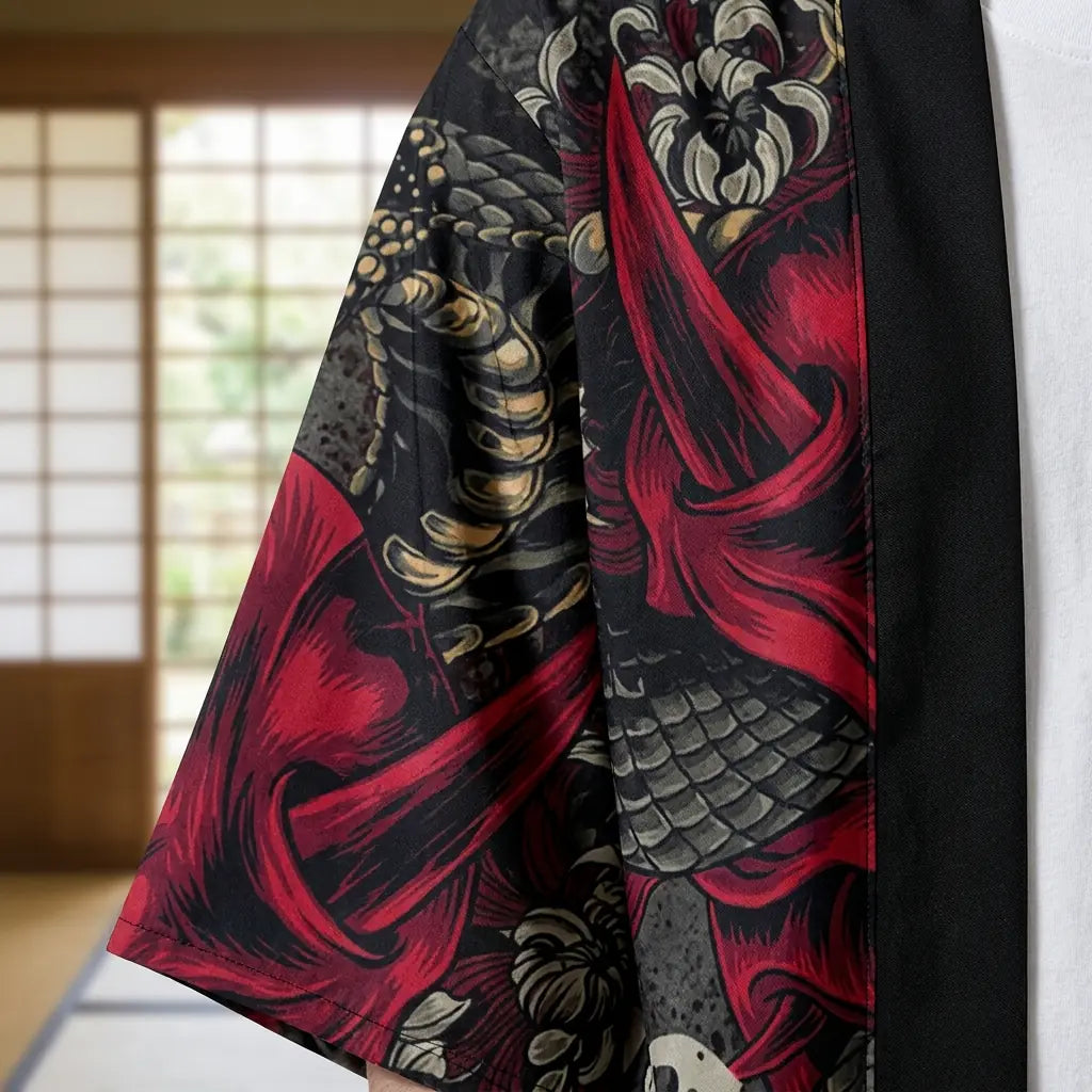 Gros plan sur le tissu imprimé et la manche d'une veste kimono oni