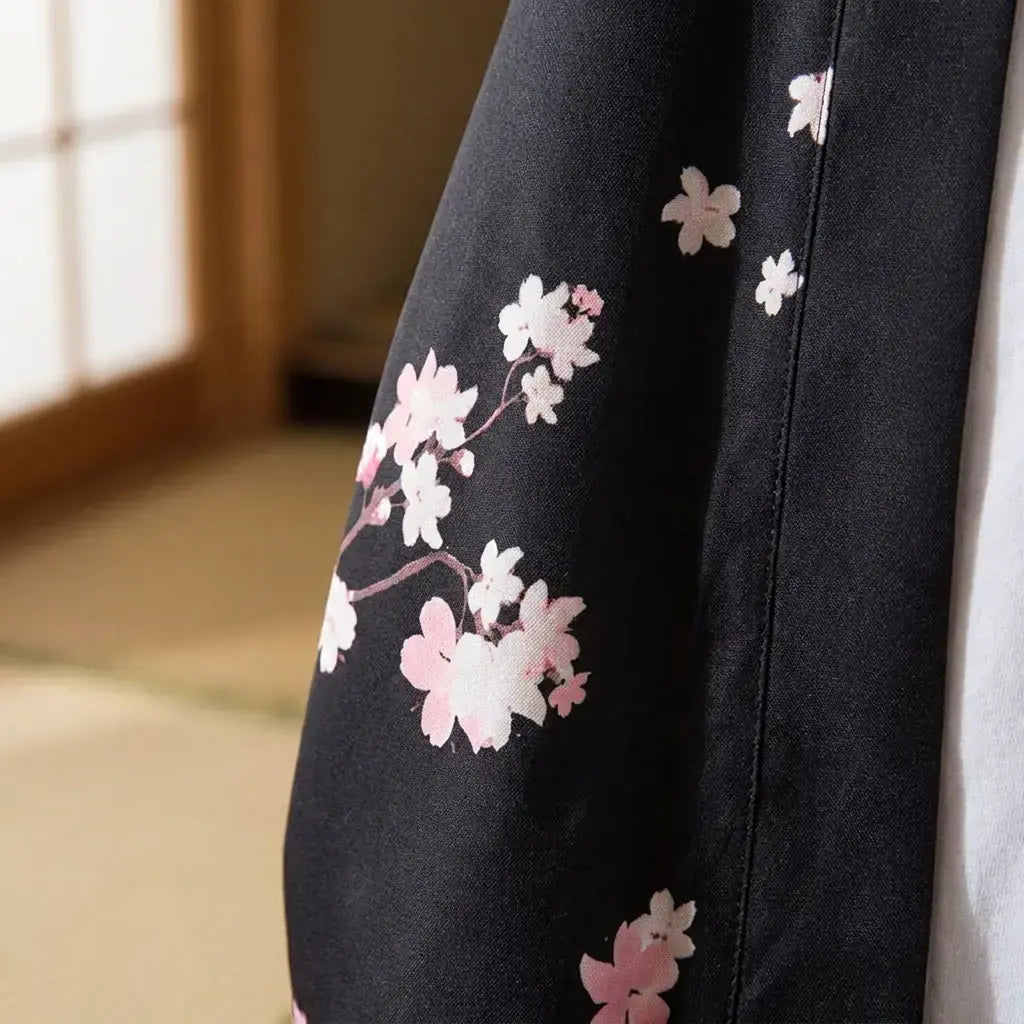 Gros plan sur le tissu et la manche du kimono fleuri