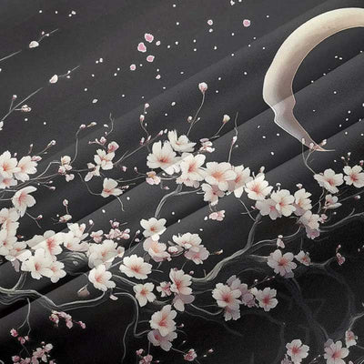 Ce tissu de kimono noir est imprimé de motifs de fleurs de sakura blanches et d'une lune