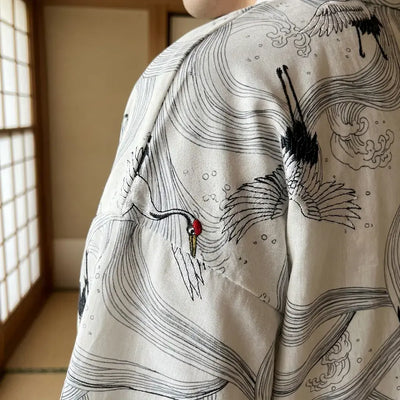 Gros plan sur le tissu et la manche du veste effet kimono
